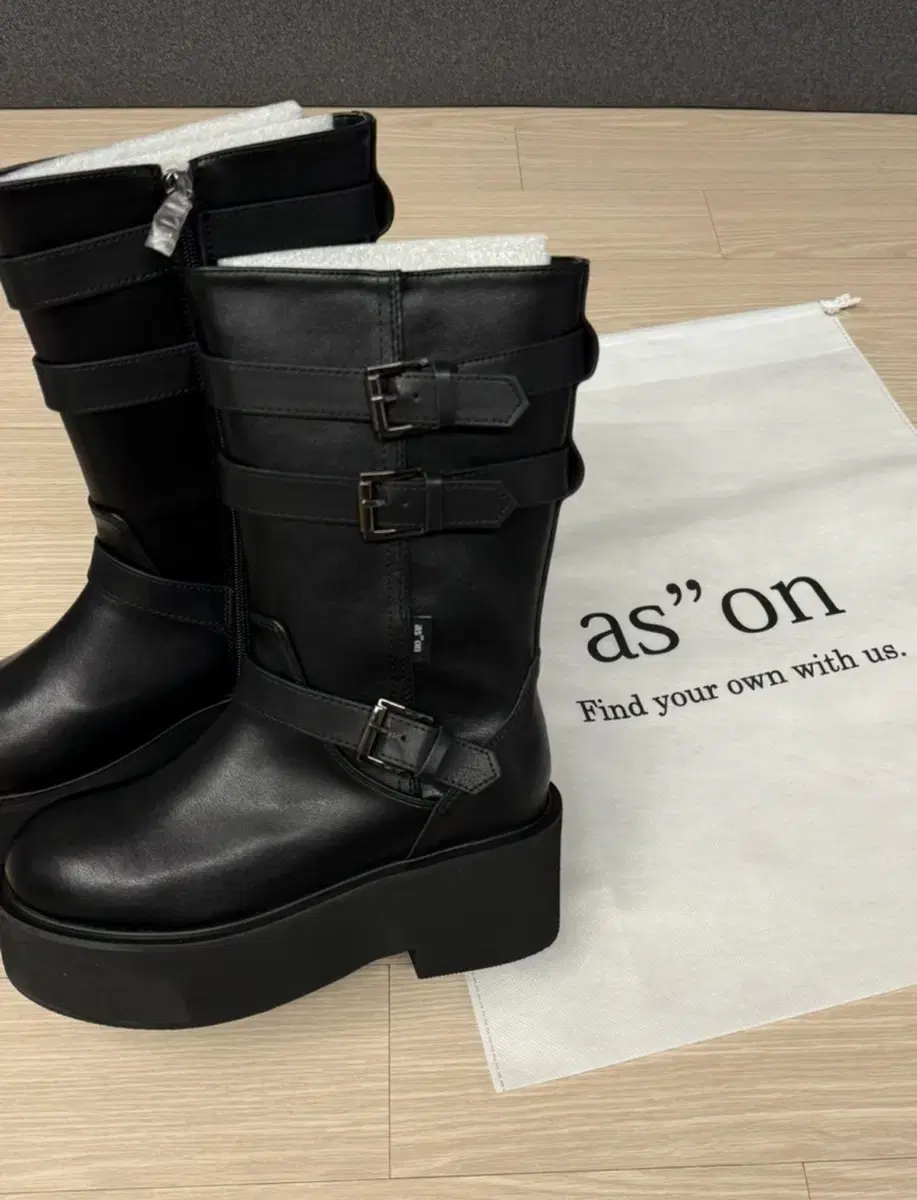 靴 as\"on MAYA LONG BUCKLE BOOTS BLACK ason MAYA LONG BUCKLE BOOTS ✨✨$3380✨✨ 顏色：黑/棕尺寸